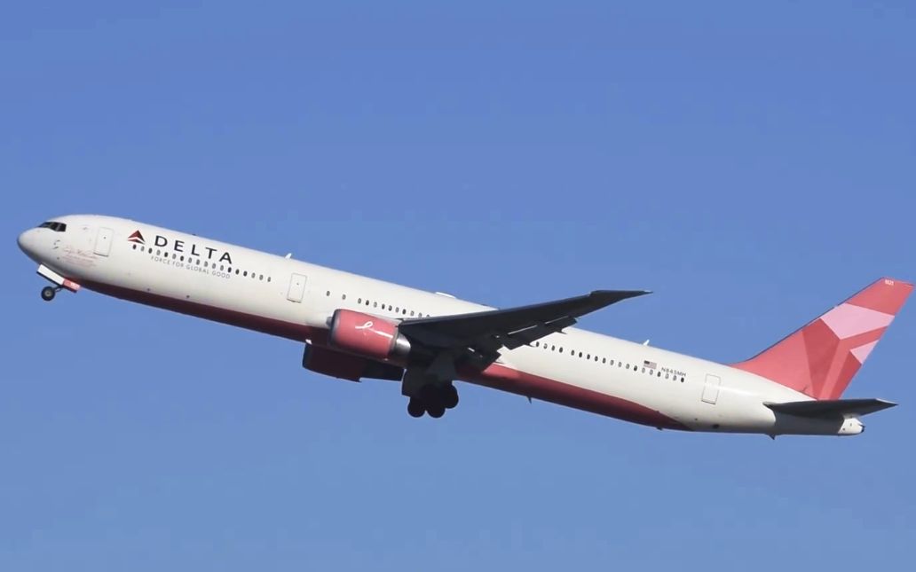 达美航空波音767-400er (n845mh,乳腺癌涂装)洛杉矶国际机场起飞