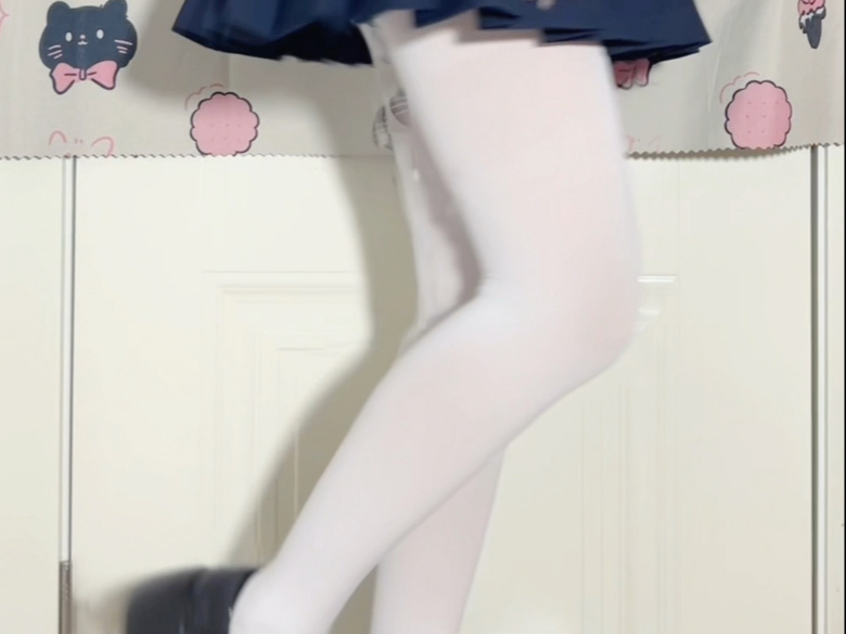 哥 我先不回了 你哭一会吧 衣服热了你先吃吧 饭菜晾好了让孩子送我这吧宝宝这个年纪正是需要闯荡的时候 你多陪陪狗