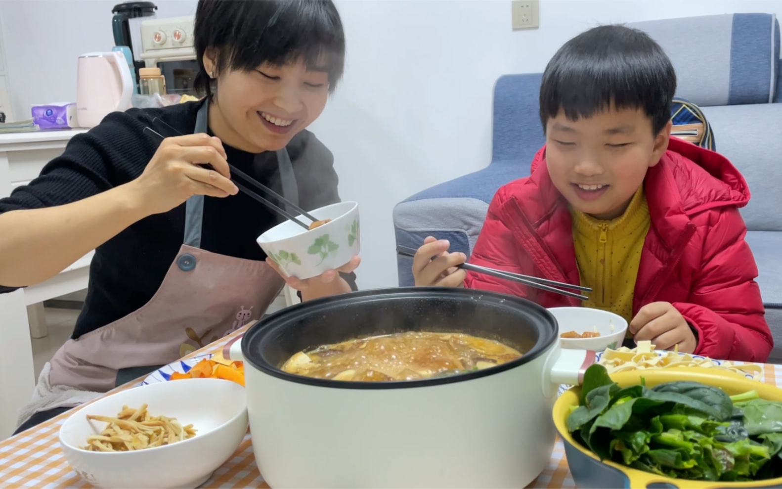 冬天实在不知道吃什么那就吃火锅吧！自己在家做吃的舒服自在，不爱吃辣的儿子好像也吃上瘾了！