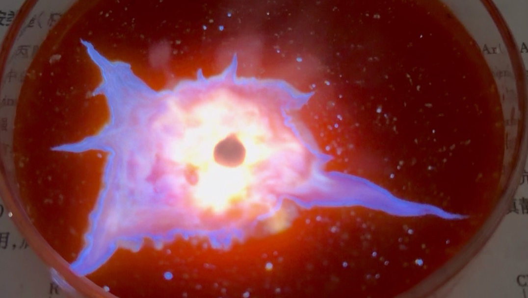 看，是紫色的彗星！