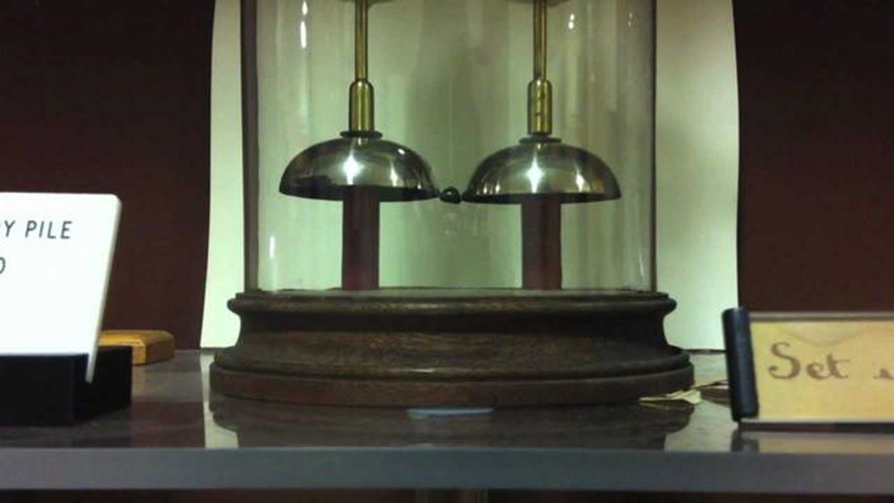 最长科学实验之一：一个电铃在牛津大学响了180多年，电池成分却至今未知