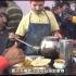 印度街头餐厅的手抓饭自选套餐，白米饭配上各种酱料，用手抓着吃
