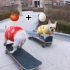 俩只滑板狗在小区内展开热烈追逐赛