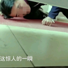 男子潜入女厕所趴地偷窥瞬间曝光