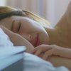 女人从梦中醒来，发现自己一丝不挂，旁边还躺着个小奶狗