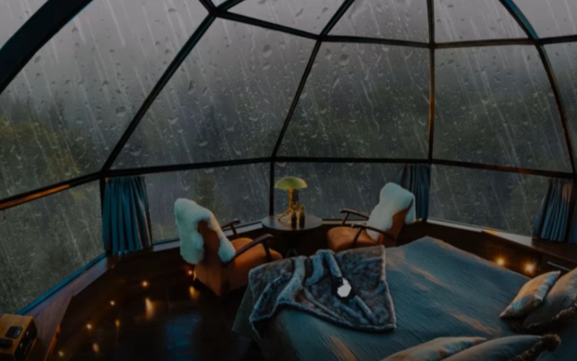 听着玻璃屋顶的雨声，睡在森林里这个舒适的房间里，真是太棒了