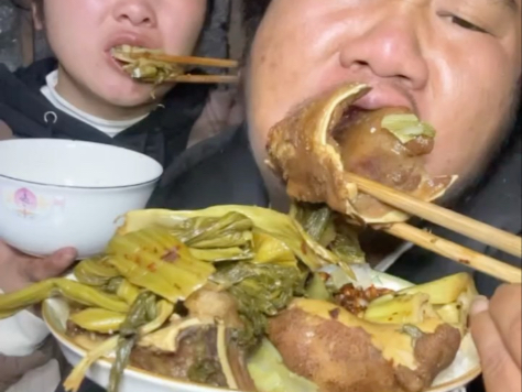 享福TV，我老婆日常享福，有吃不完的酸菜了，全家老小吃的开怀大笑 #记录农村美食生活 #农村生活 #酸菜