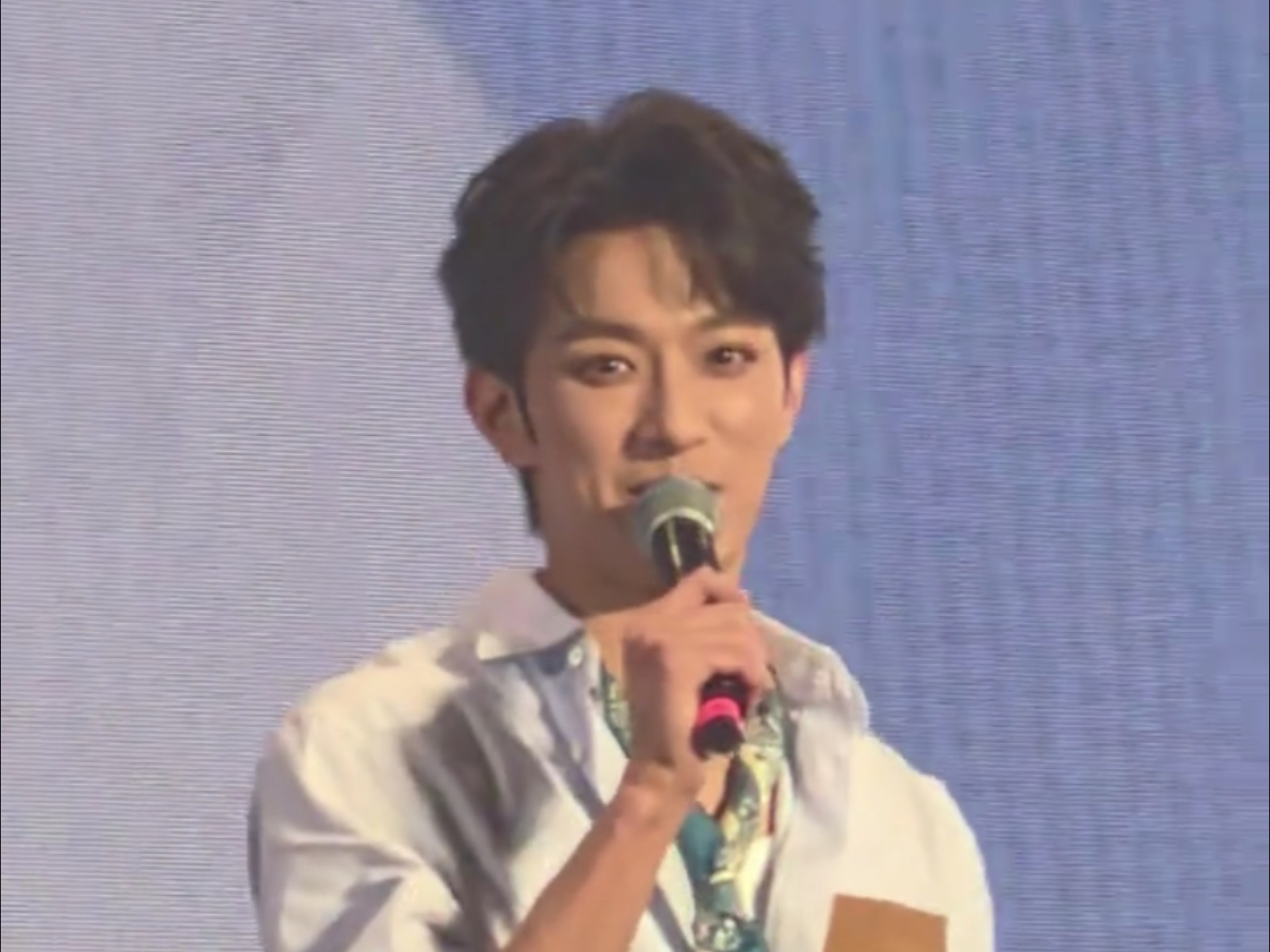 大海的声音，沛恩配表情！磕死我了！大海挖的坑，沛恩无奈填平，给节目策划方加鸡腿，沛恩os：被傻狗坑惨了，能咋个办，自己家的自己宠呗，回去之后在收拾他，哈哈～