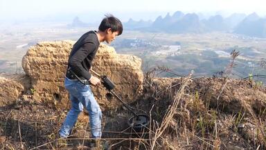 大山上发现土匪窝遗址，小伙带探测器寻宝，不料探到几枚古老钱币