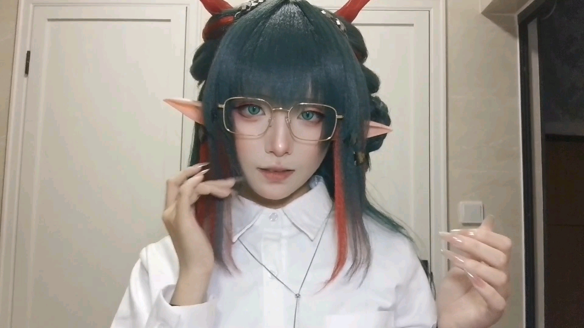 对镜梳妆