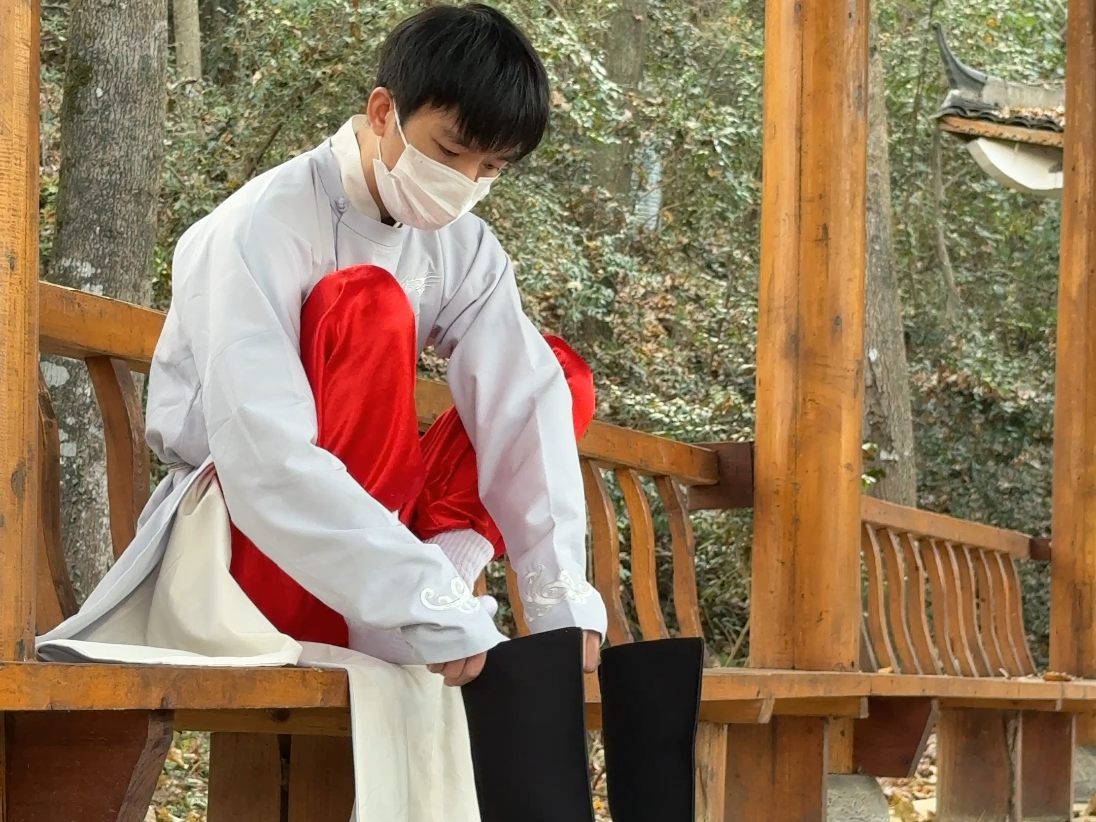 穿布靴视频，穿汉服外出了