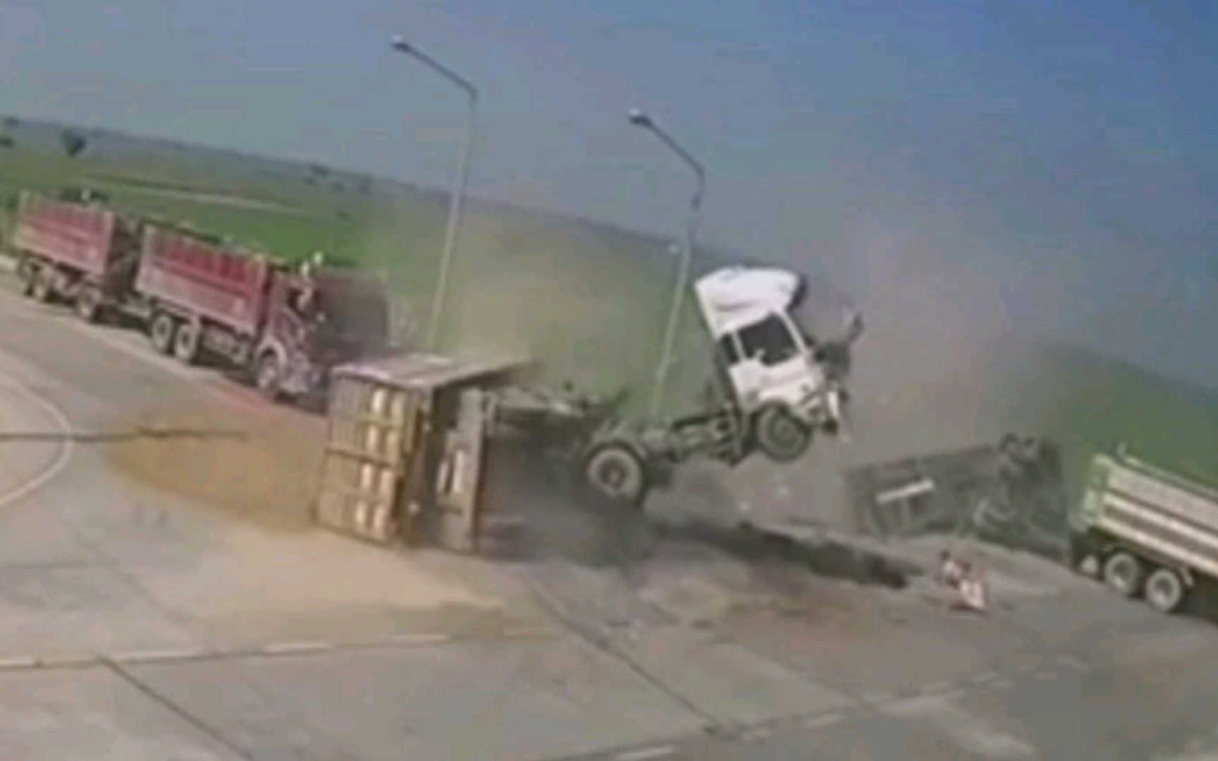 交通事故合集：让人叹为观止的大货车之间的猛烈碰撞