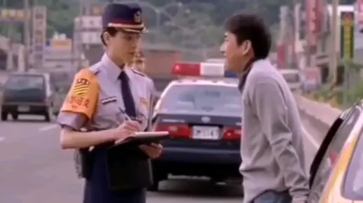 男子为了追求女警，故意超车变道，最硬核的泡妞，这样还怕找不到女朋友。
