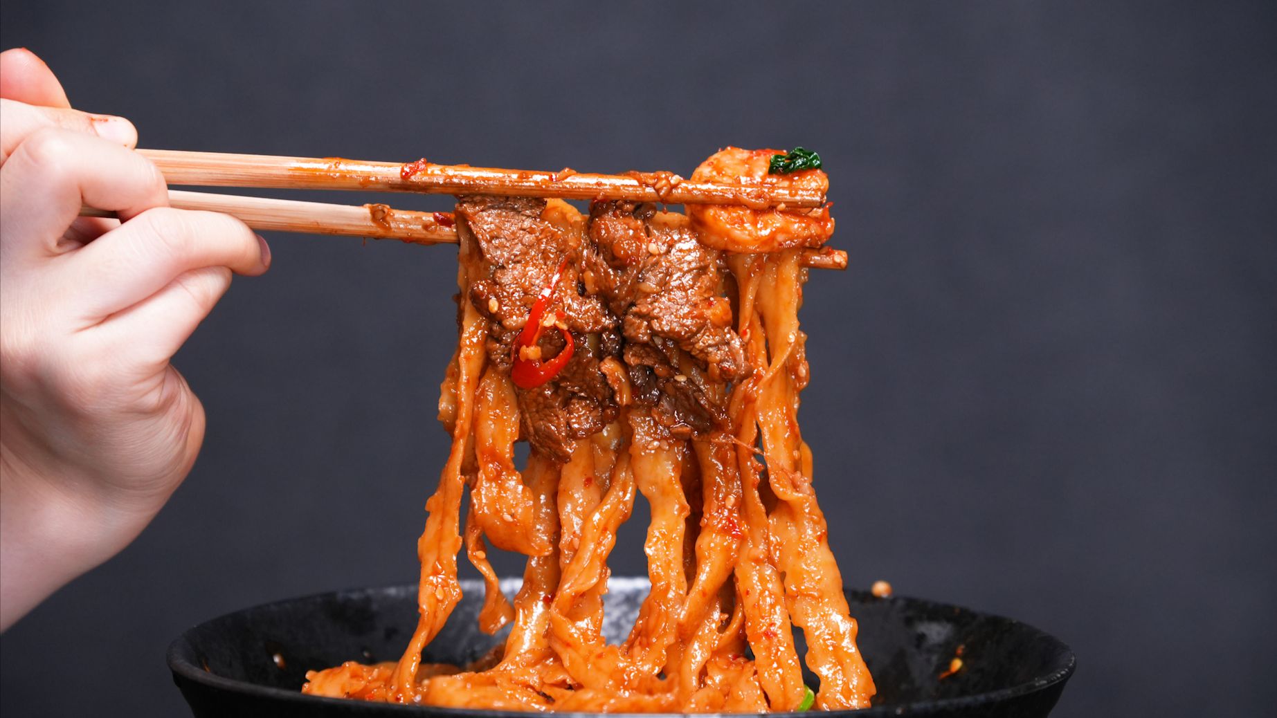 我要一些虾和牛肉，一份上好的炒刀削加上所有的配菜，再浇上浓浓的汁