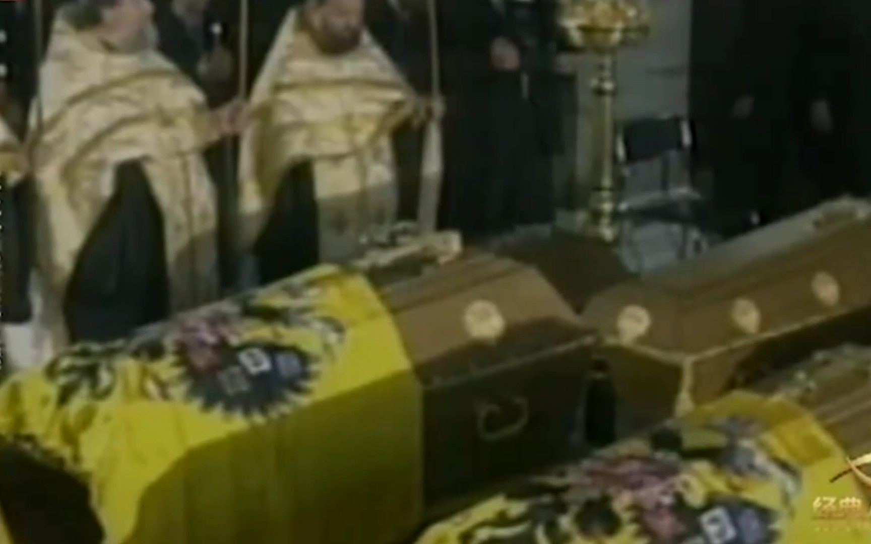 末代沙皇尼古拉二世全家遗骨出土后，时任俄罗斯联邦总统鲍里斯叶利钦亲自为末代沙皇一家举行了葬礼！
