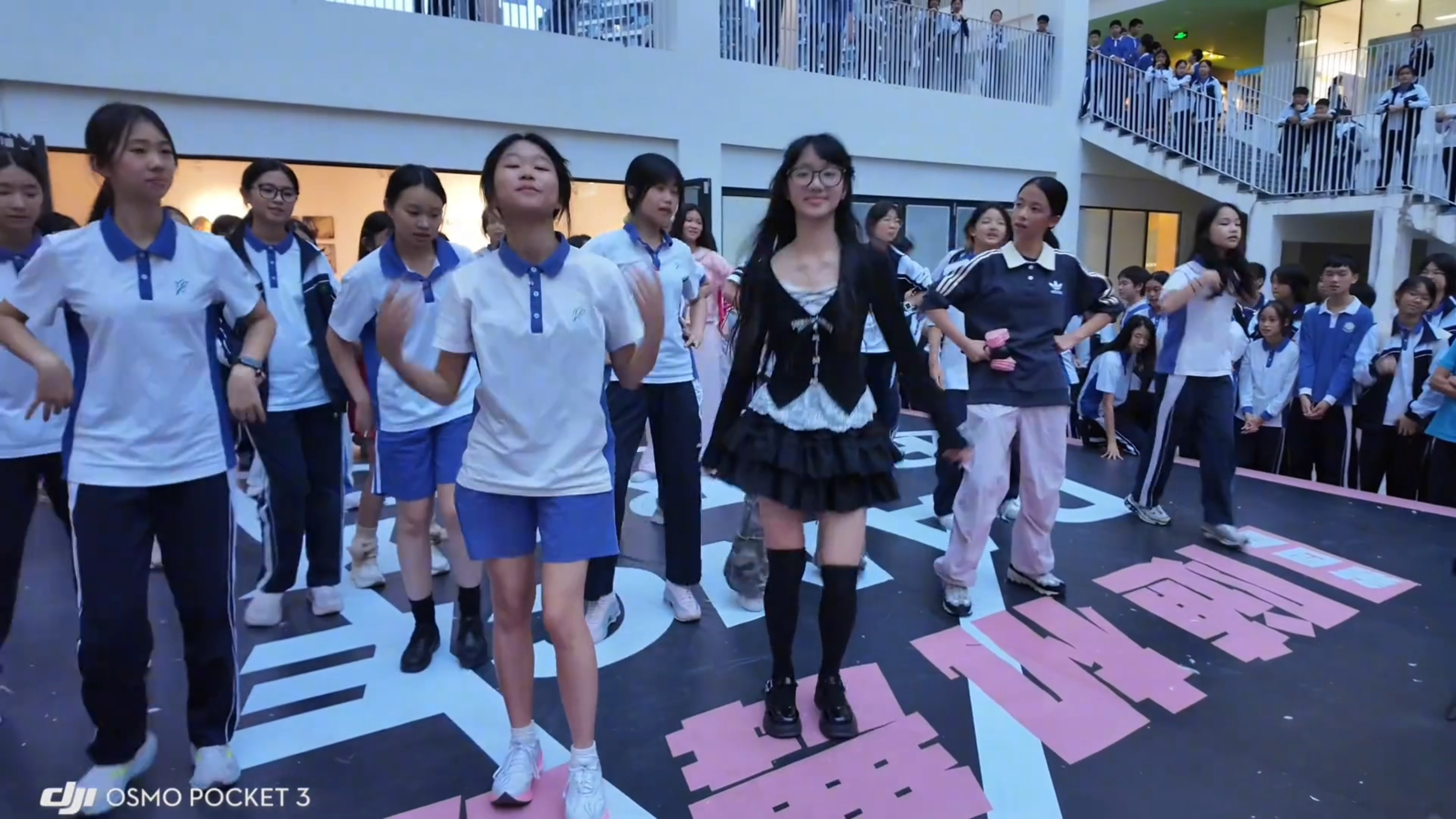 校服初中女学生随机舞蹈