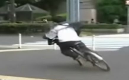 【帅呆】自行车漂移过弯特技镜头集合!
