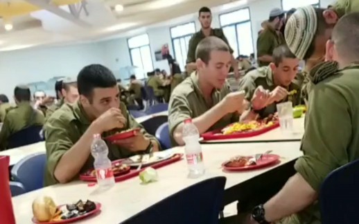 以色列国防军（IDF)食堂午餐，菜品比较丰富，有烤鸡、抓饭、香肠、水果、饮料和面包等