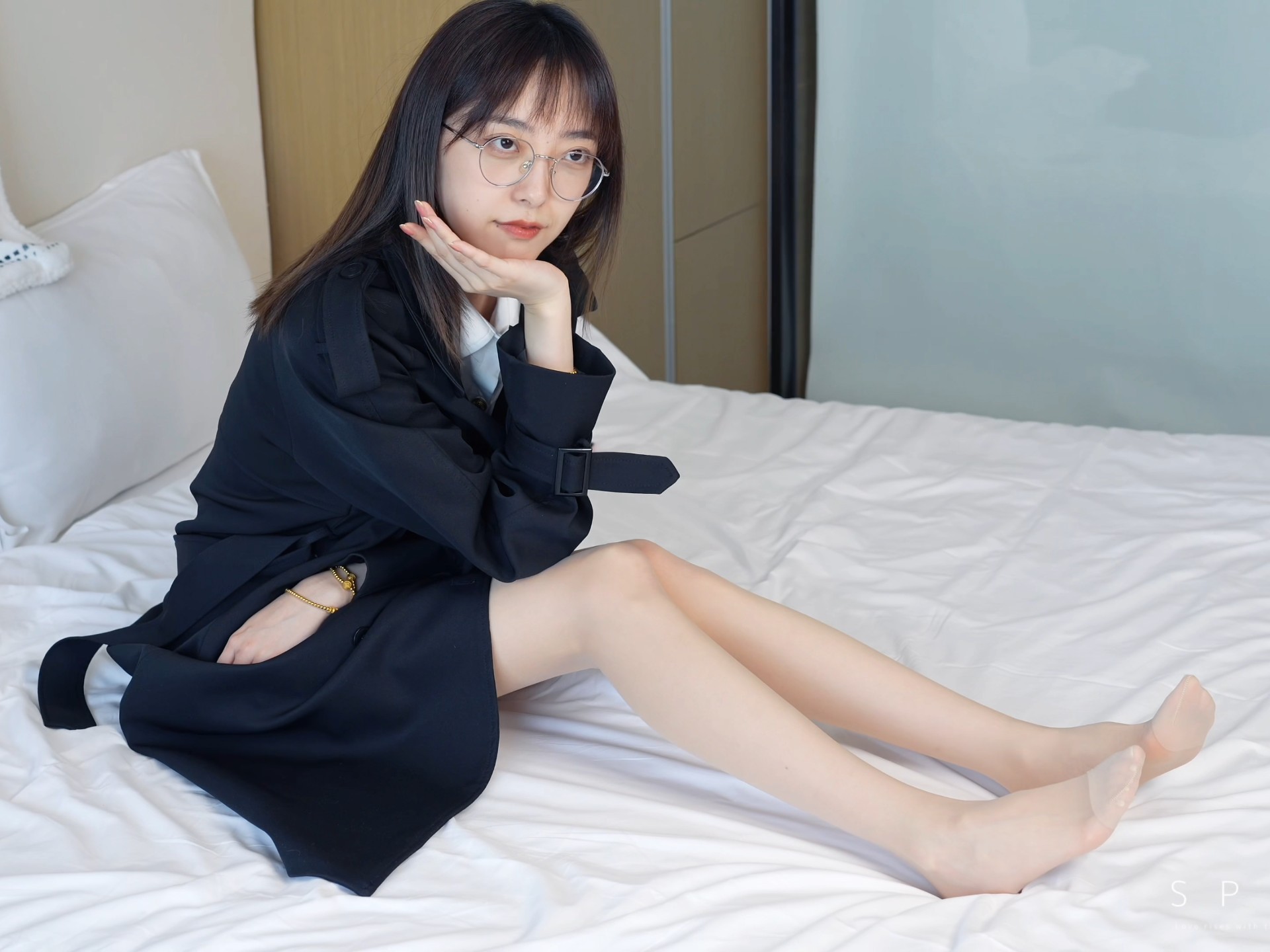 【袜啵啵610】黑风衣下包裹着的纤纤长腿