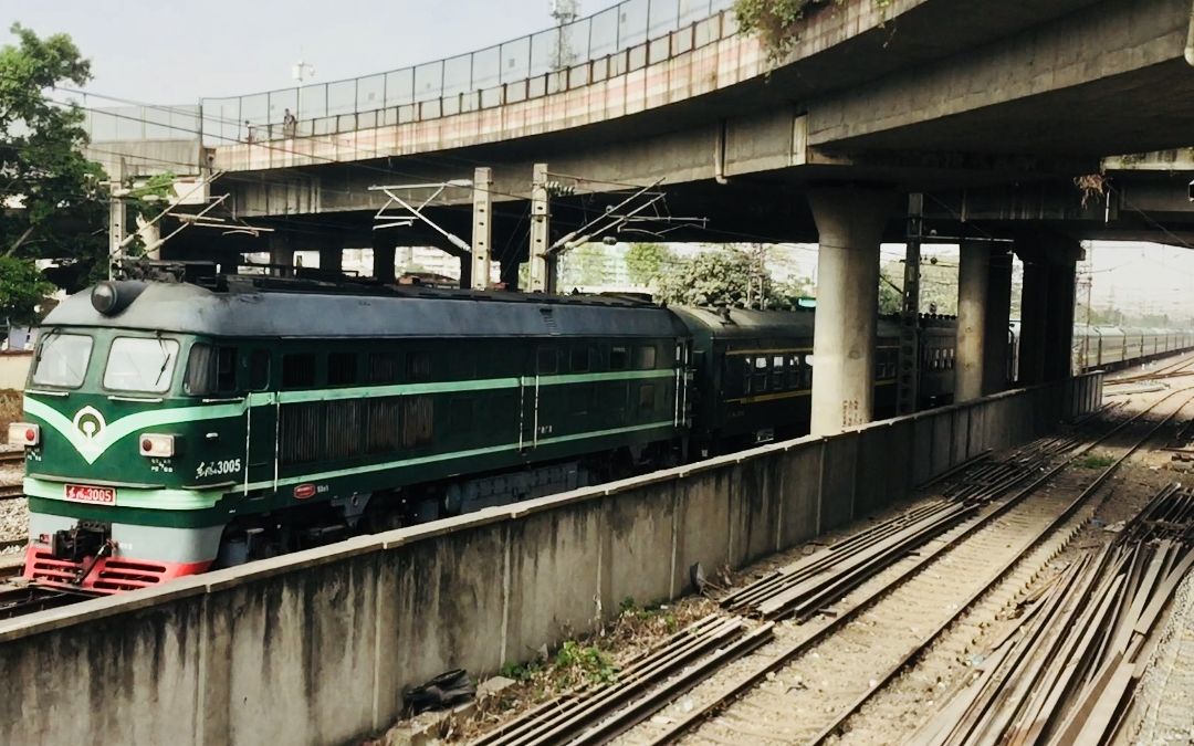 df4b3117广铁广段牵引西局支南列车通过