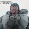 男人只是朝雪地尿了一泡尿，结果10米厚的冰层竟被融出一个大洞