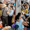 孕妇地铁上被大妈骂“是猪”多吃多占，小伙怒怼：你是不是没孩子
