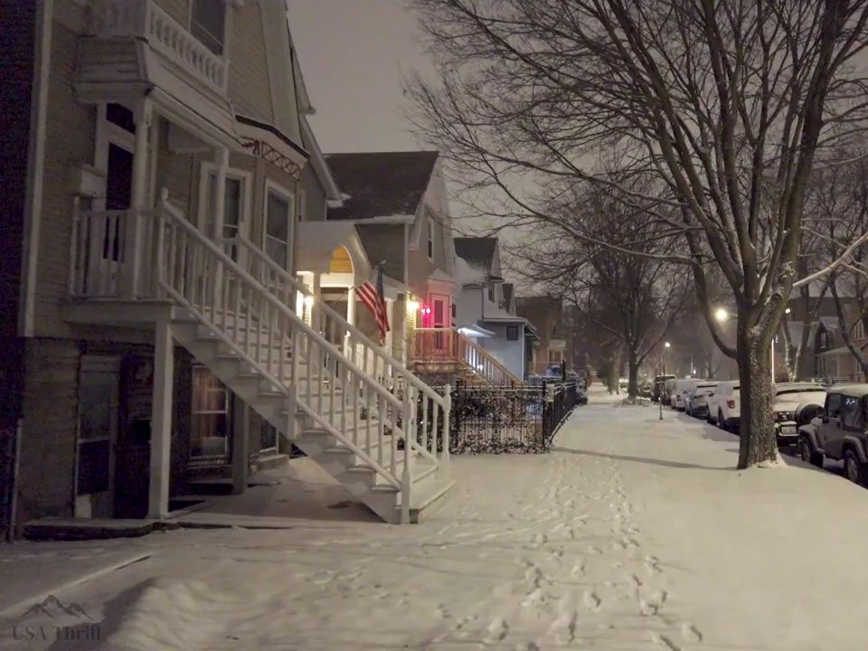 雪中漫步在美国芝加哥的住宅区