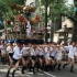 凌晨五点的盛会——日本九州传统节日博多祇园山笠祭，男子抬起山笠在市内狂奔
