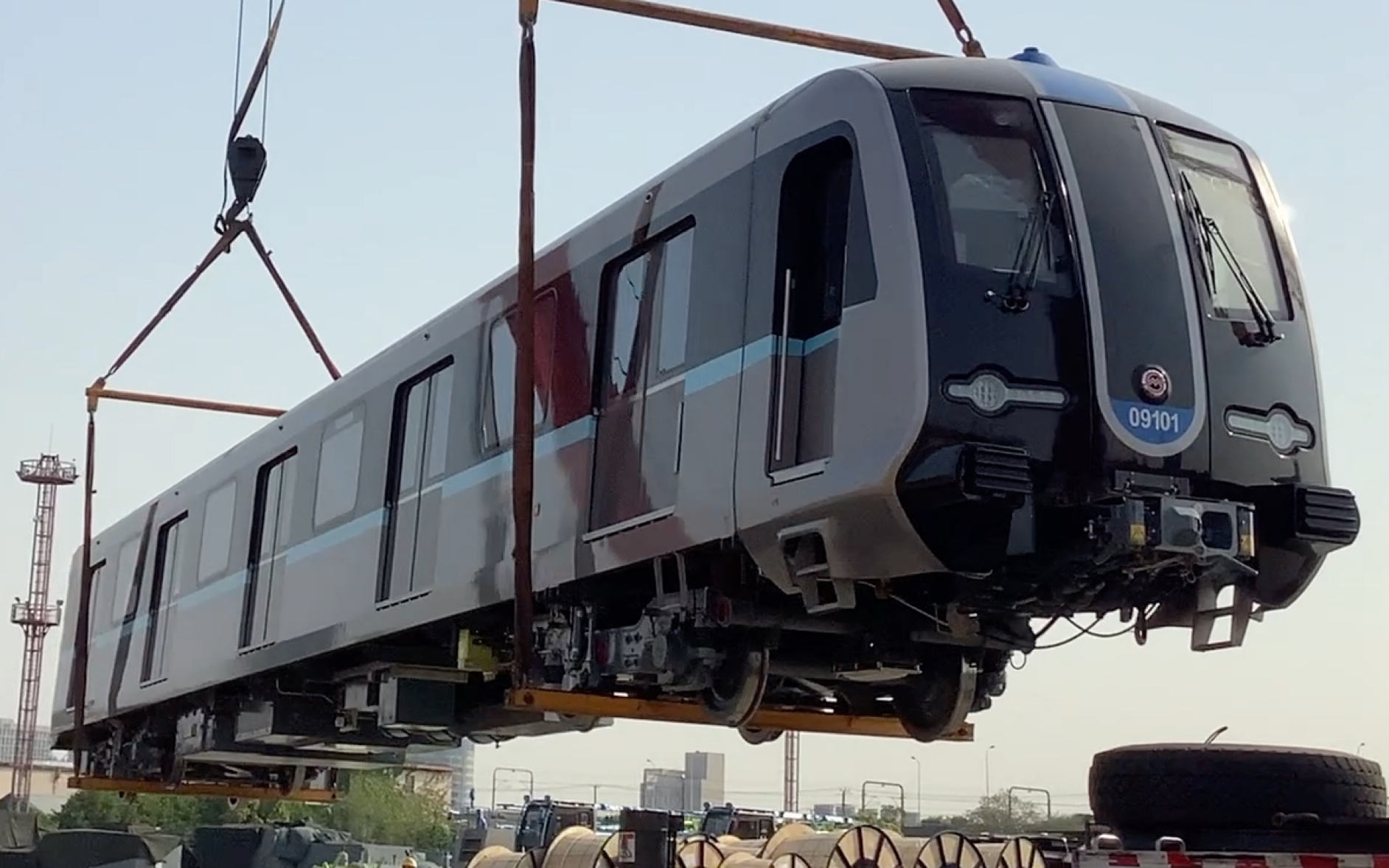 上海地铁9号线新车吊装现场