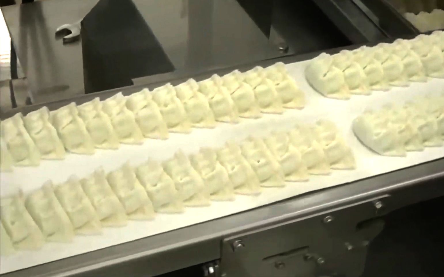 实拍饺子工厂，机器一秒包一个，一天能产300万个！