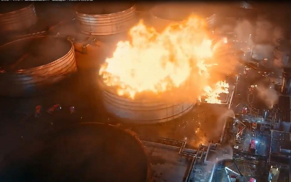 烈火英雄：10万m³储油罐发生爆炸产生蘑菇云！消防队死伤惨重