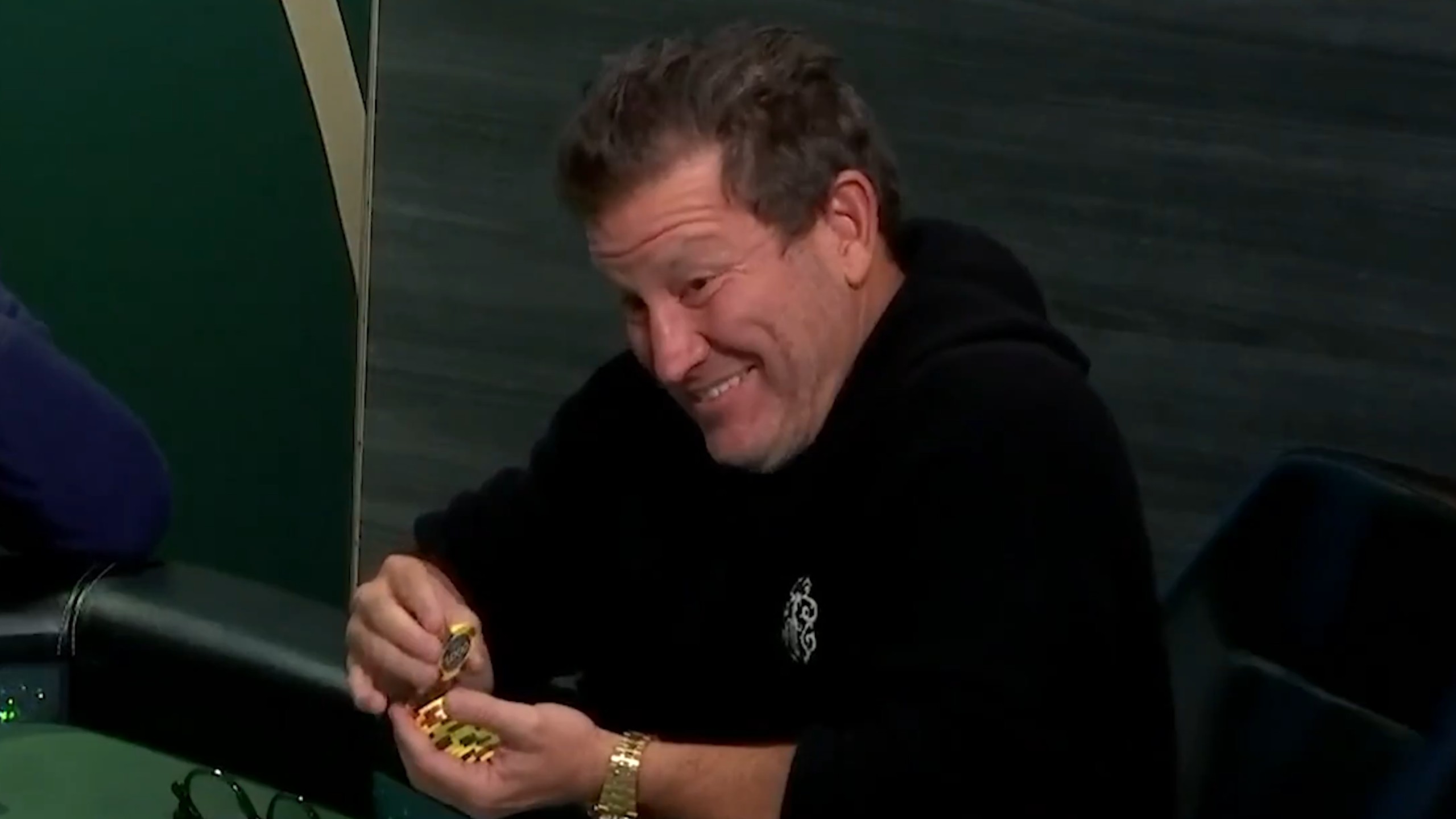 两人翻牌都是天花，但……