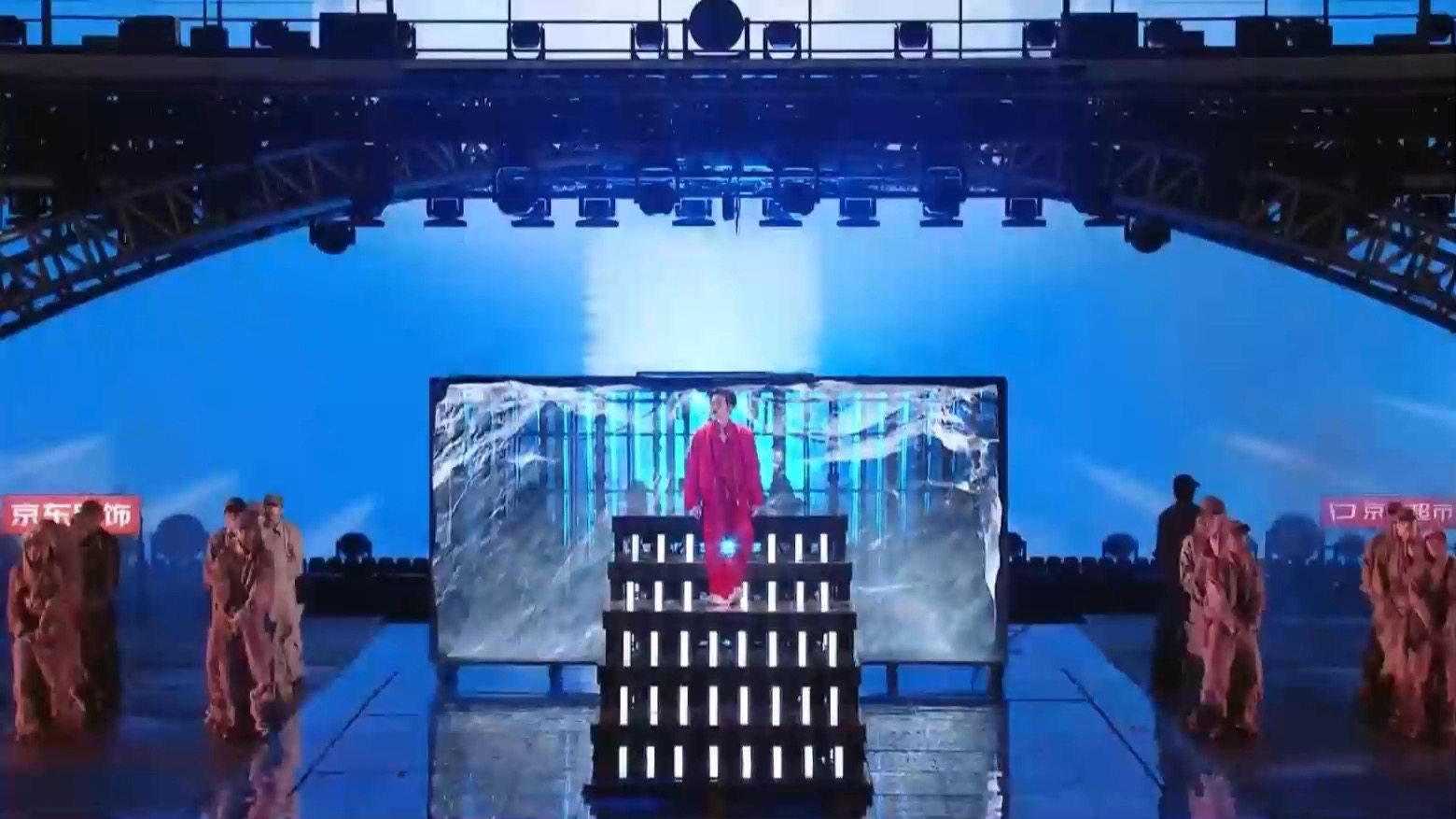 檀健次新歌首秀舞台氛围感绝了