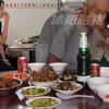 老人无儿无女被侄子赡养，行动不便每次都是忙前忙后，从住进来没吃过一次闲饭