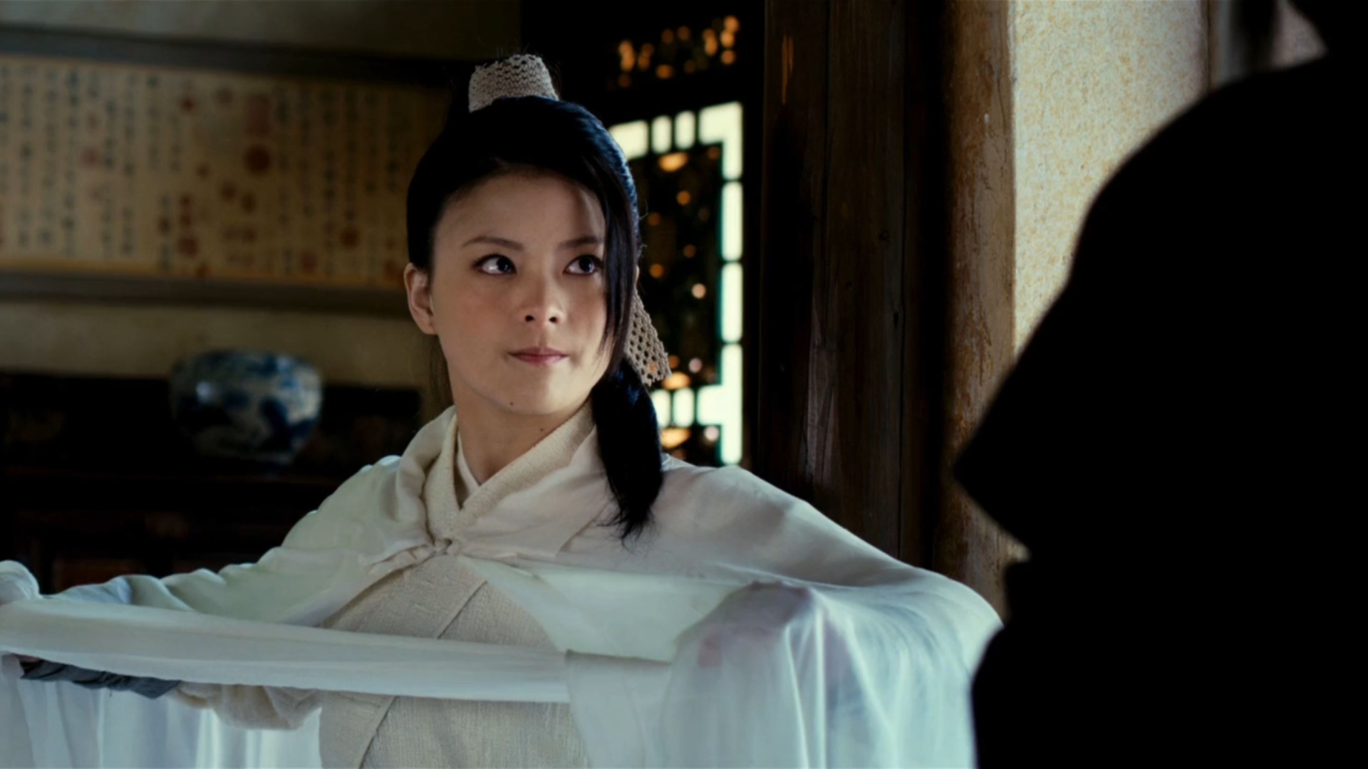 白衣女侠被拧脖折颈而死，尸体被财迷杀手带走