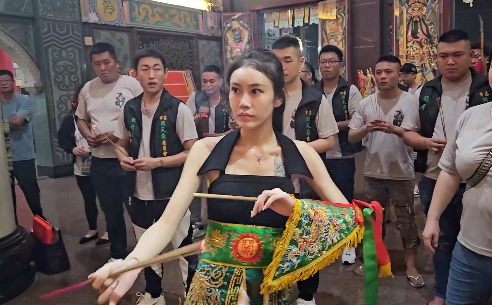 Kanten Province, Chiu Lung Monastery, Prince Lotus and his congregation.