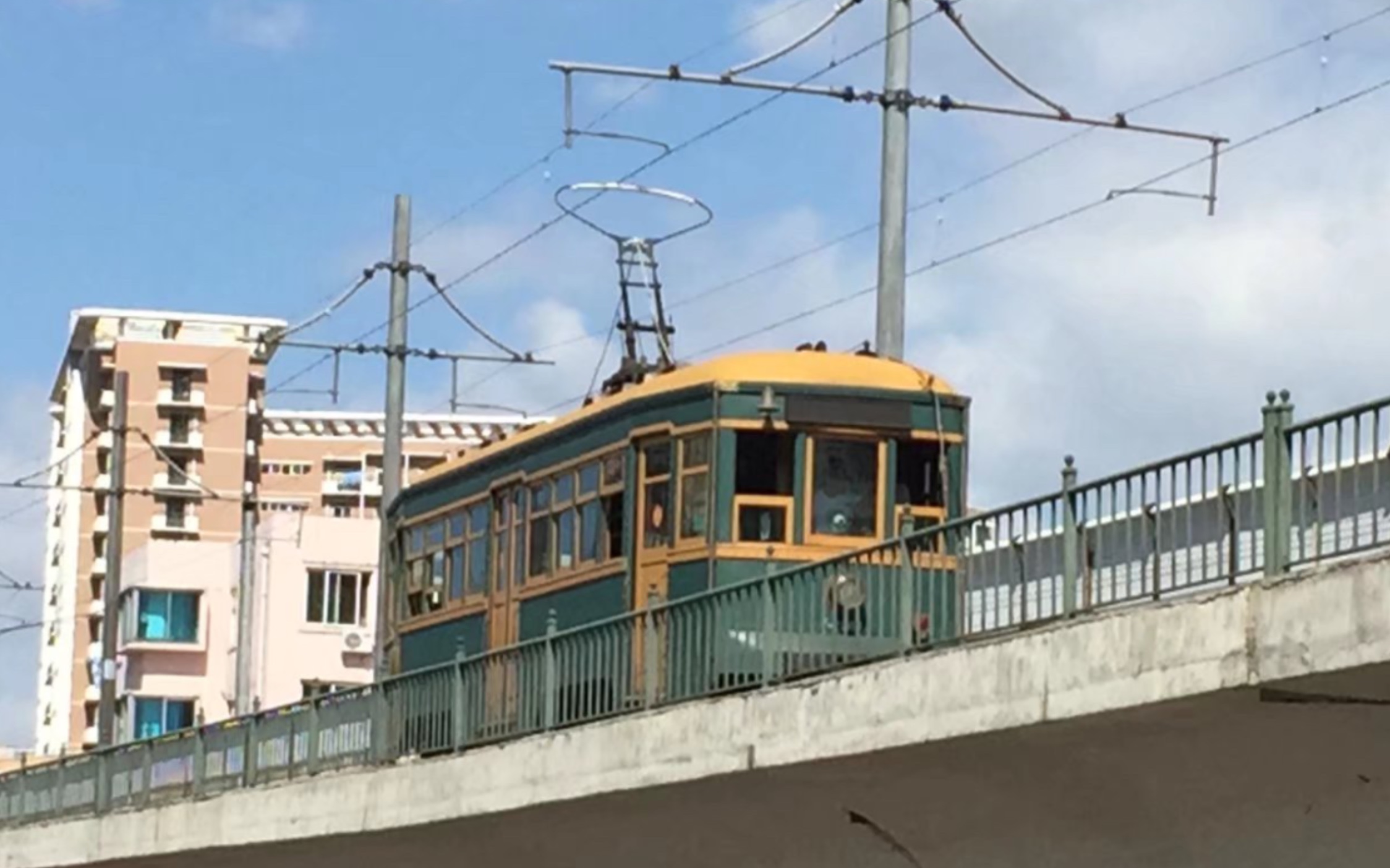 【大连有轨电车】行驶在202路高架上的201路DL3000型老电车