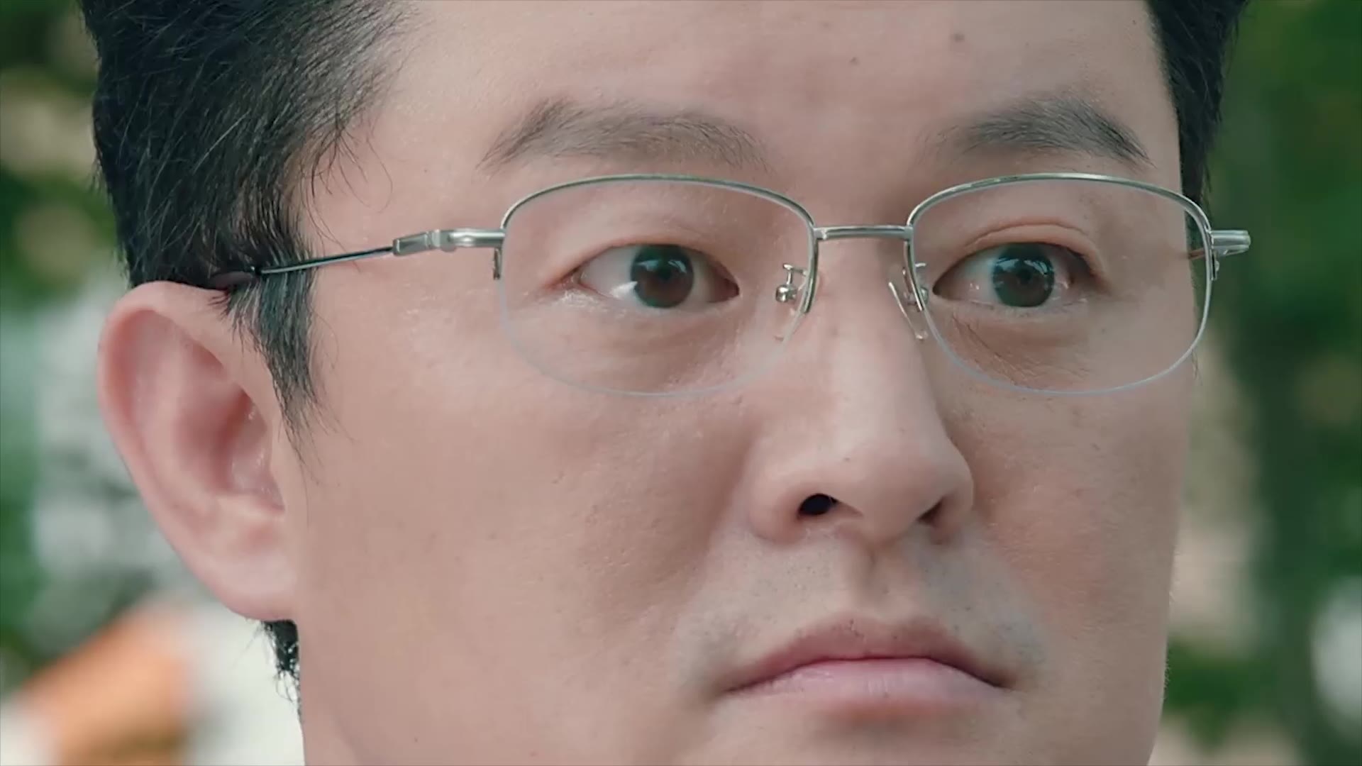 躲在门外透过玻璃洞察一切的表情,这犀利的眼神和他呆萌的大脸蛋简直