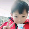 我妈:（推开门)（兴高采烈)我给你弟拍了个视频