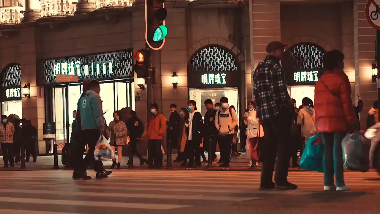 夜晚独自一人看城市的夜景竟然让人如此陶醉。（视频素材分享）