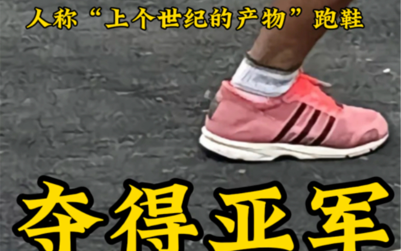 朴素的跑鞋不亚于碳板跑鞋，被韩日龙同学拿捏的恰到好处。特步送温暖：日龙同学“送你”特步碳板跑鞋