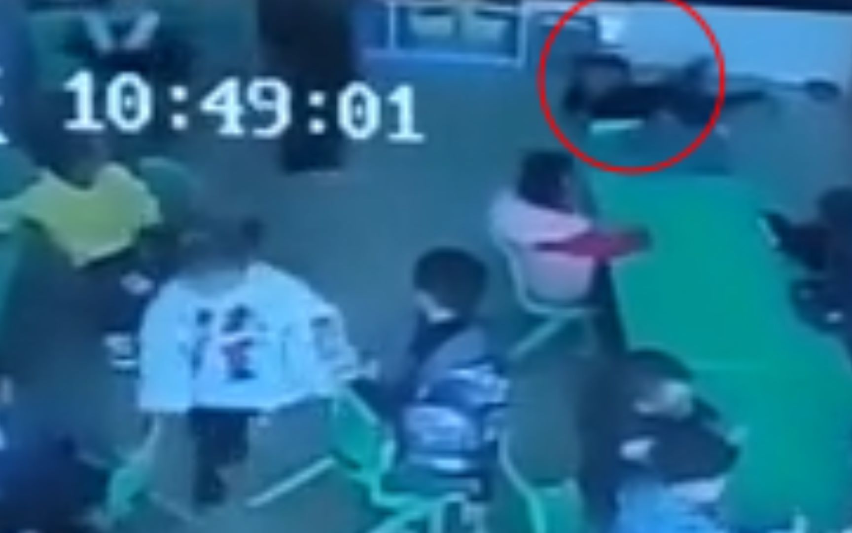 安徽一幼儿园老师重摔男童 家长询问被踢出群 警方发布情况通报