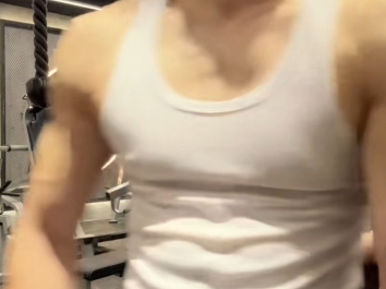 最多打两块 肌肉背心直男