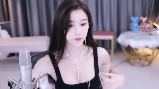 斗鱼萌七啊2021.11.5直播 黑色露脐吊带显胸大