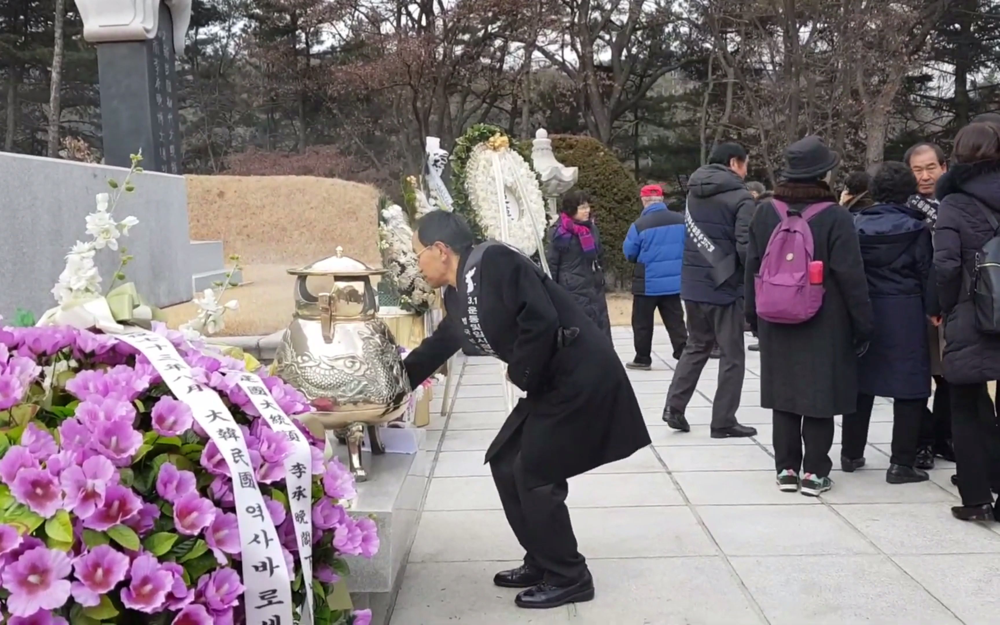 韩国前总统李承晚墓（国立显忠院）依然有人参拜