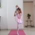 小美女示范舞蹈基本动作倒立、扳腿、踢抱腿，柔软身形要刻苦训练