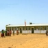 这个非洲女孩踩着70度沙漠上学，就是为了能嫁到有自来水的家庭