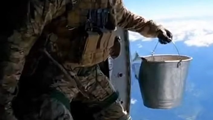 【sora2】降落伞发明于1783年，1782年的人们be like：