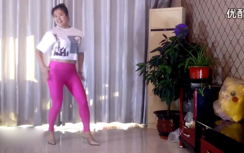 美女广场舞 动感十足