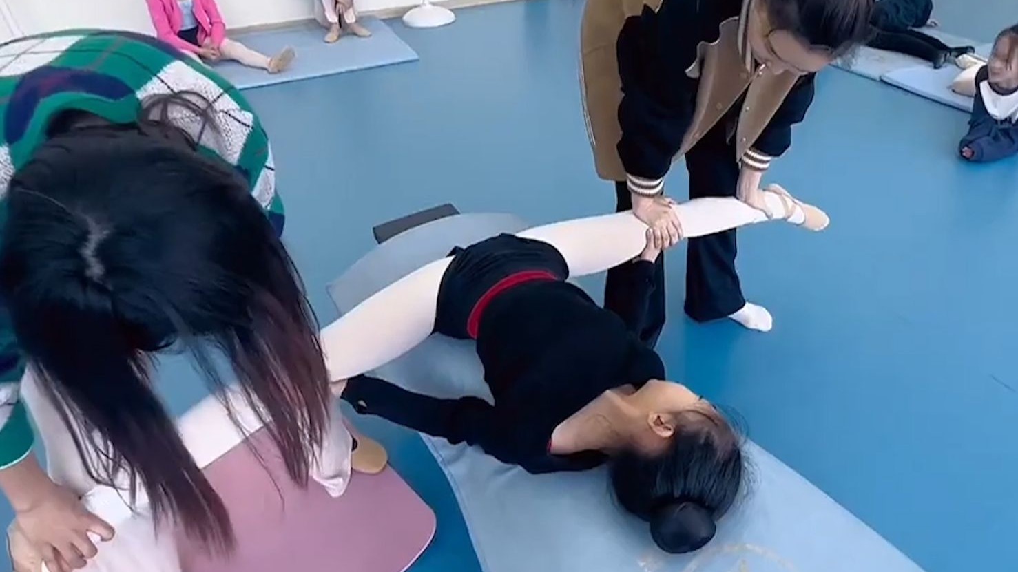 少女被老师强制拉伸一字马，开腿超过180度，柔软度太牛了